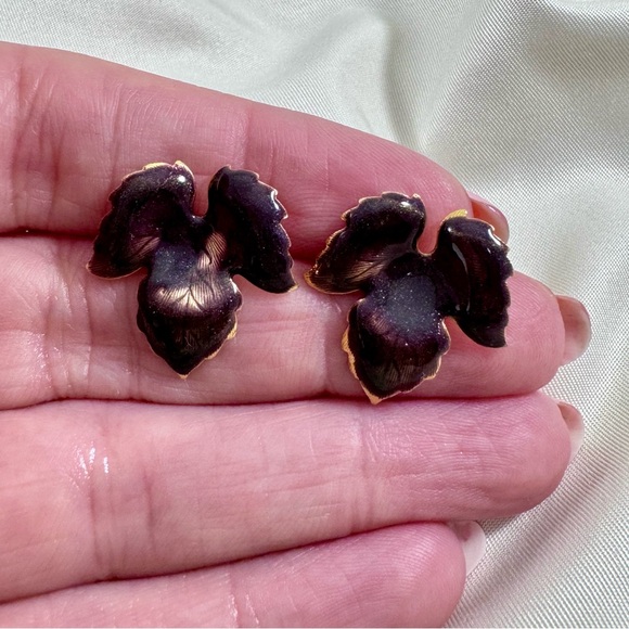 Vintage brown and gold post earrings with leaf design in near mint condition. - Picture 3 of 6